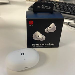 BRAND NEW BEATS STUDIO AIRBUDS